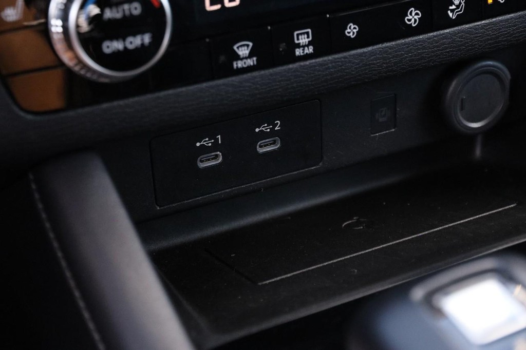 Mitsubishi Outlander Vehicle Full-screen Gallery Image 22