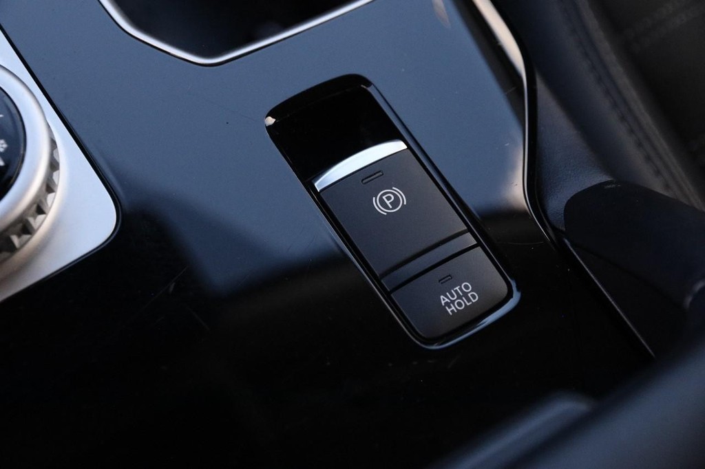Mitsubishi Outlander Vehicle Full-screen Gallery Image 24