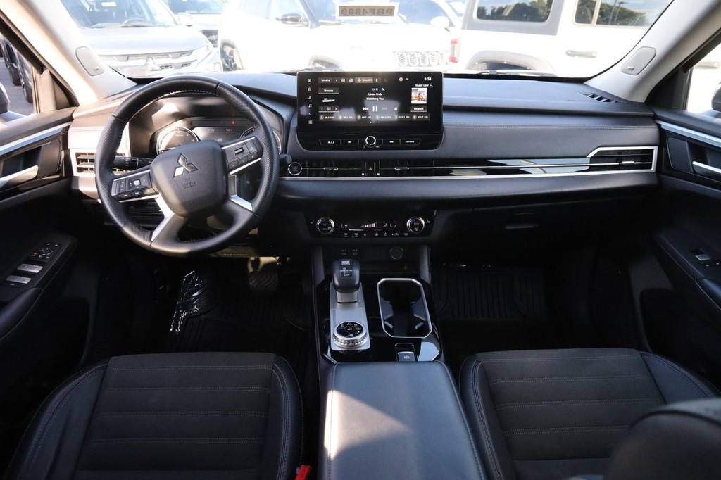 Mitsubishi Outlander Vehicle Full-screen Gallery Image 26