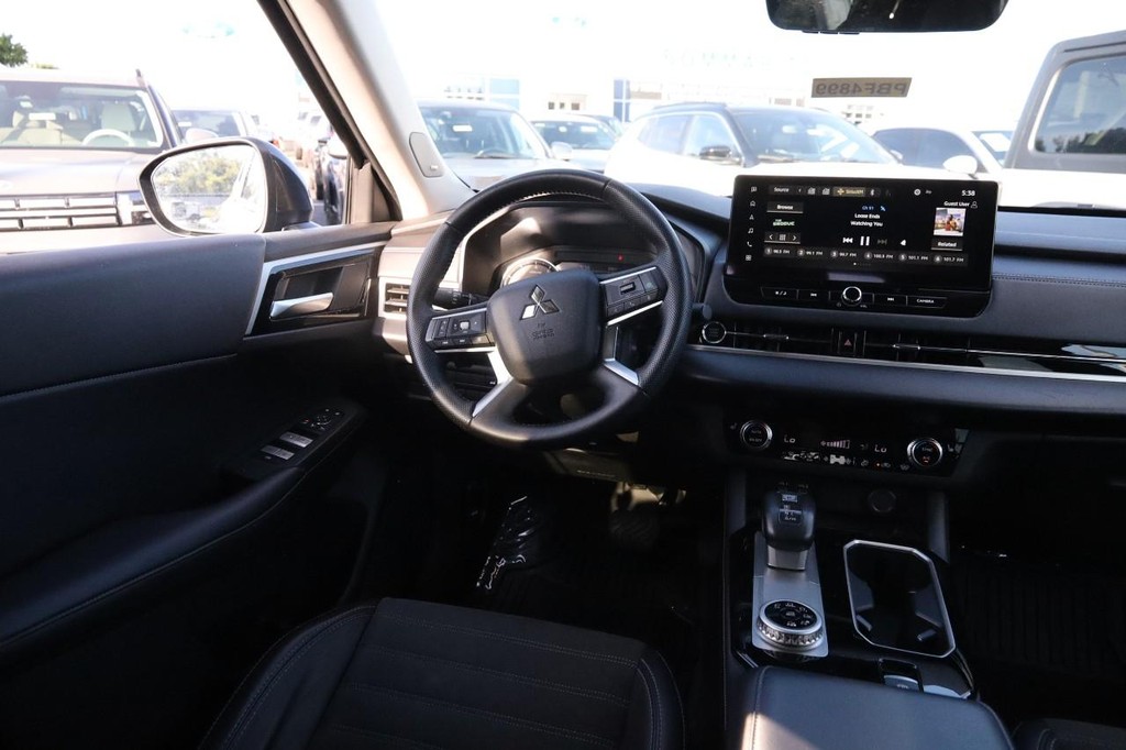Mitsubishi Outlander Vehicle Full-screen Gallery Image 27