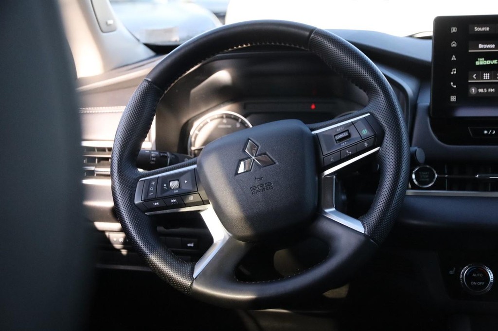 Mitsubishi Outlander Vehicle Full-screen Gallery Image 28