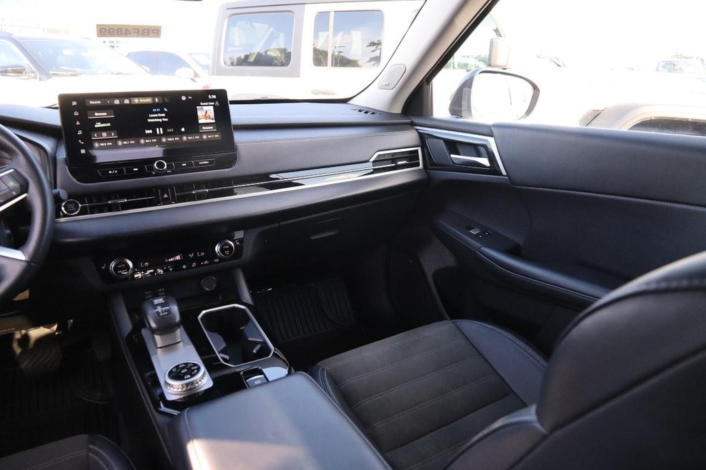 Mitsubishi Outlander Vehicle Full-screen Gallery Image 30
