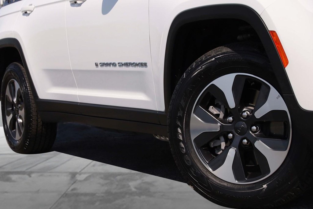 Jeep Grand Cherokee 4xe Vehicle Full-screen Gallery Image 3