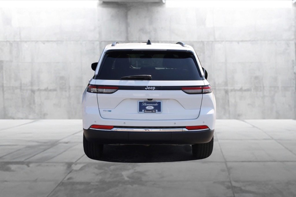 Jeep Grand Cherokee 4xe Vehicle Full-screen Gallery Image 6