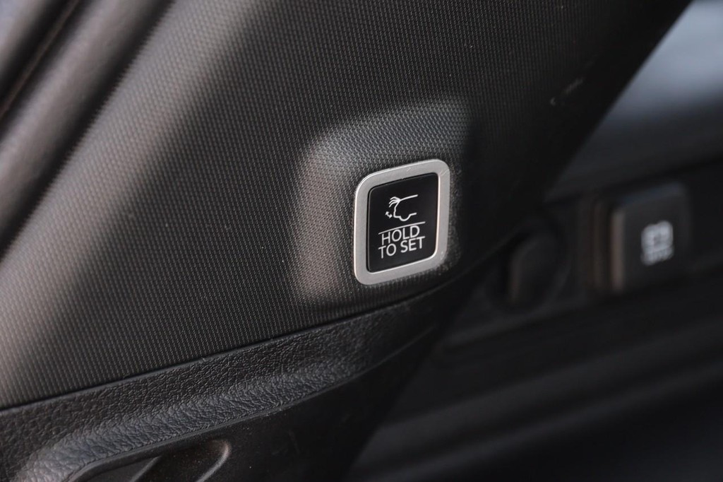 Jeep Grand Cherokee 4xe Vehicle Full-screen Gallery Image 8