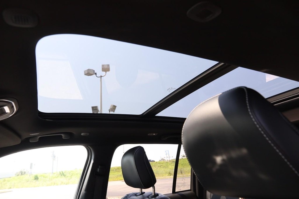 Jeep Grand Cherokee 4xe Vehicle Full-screen Gallery Image 9