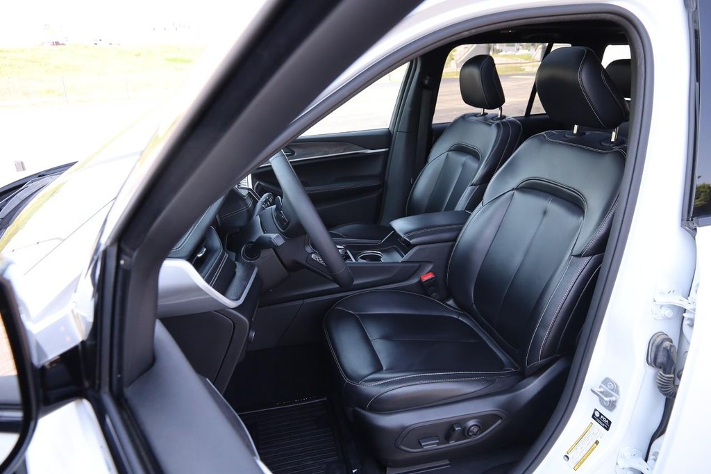 Jeep Grand Cherokee 4xe Vehicle Full-screen Gallery Image 10