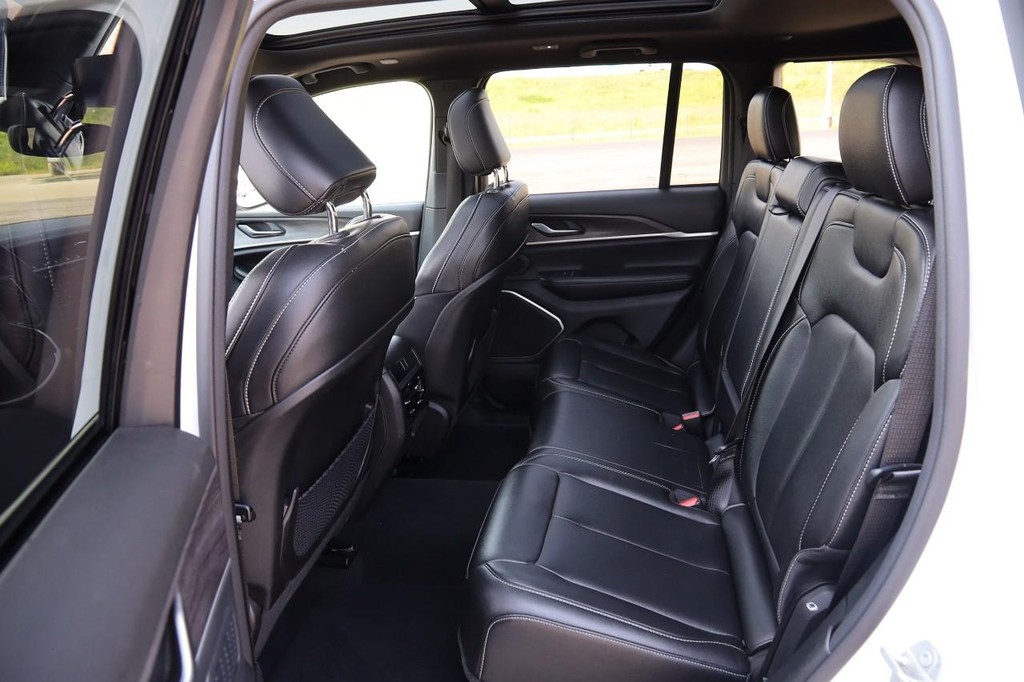 Jeep Grand Cherokee 4xe Vehicle Full-screen Gallery Image 11