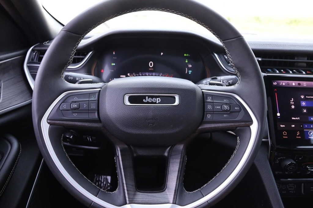 Jeep Grand Cherokee 4xe Vehicle Full-screen Gallery Image 12