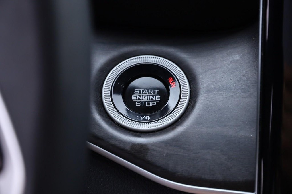 Jeep Grand Cherokee 4xe Vehicle Full-screen Gallery Image 16