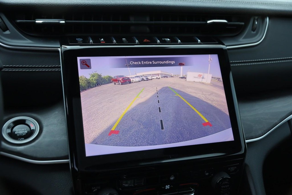 Jeep Grand Cherokee 4xe Vehicle Full-screen Gallery Image 19