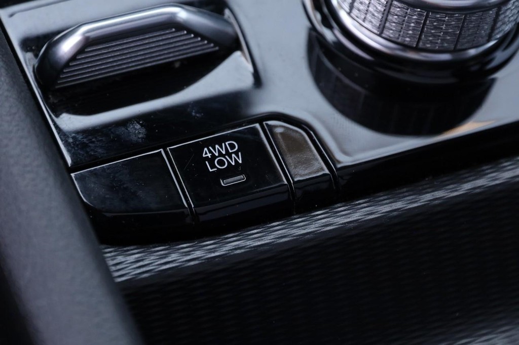Jeep Grand Cherokee 4xe Vehicle Full-screen Gallery Image 23