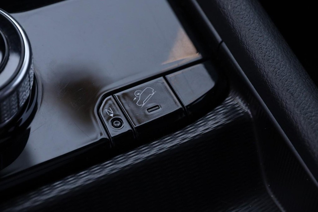 Jeep Grand Cherokee 4xe Vehicle Full-screen Gallery Image 24