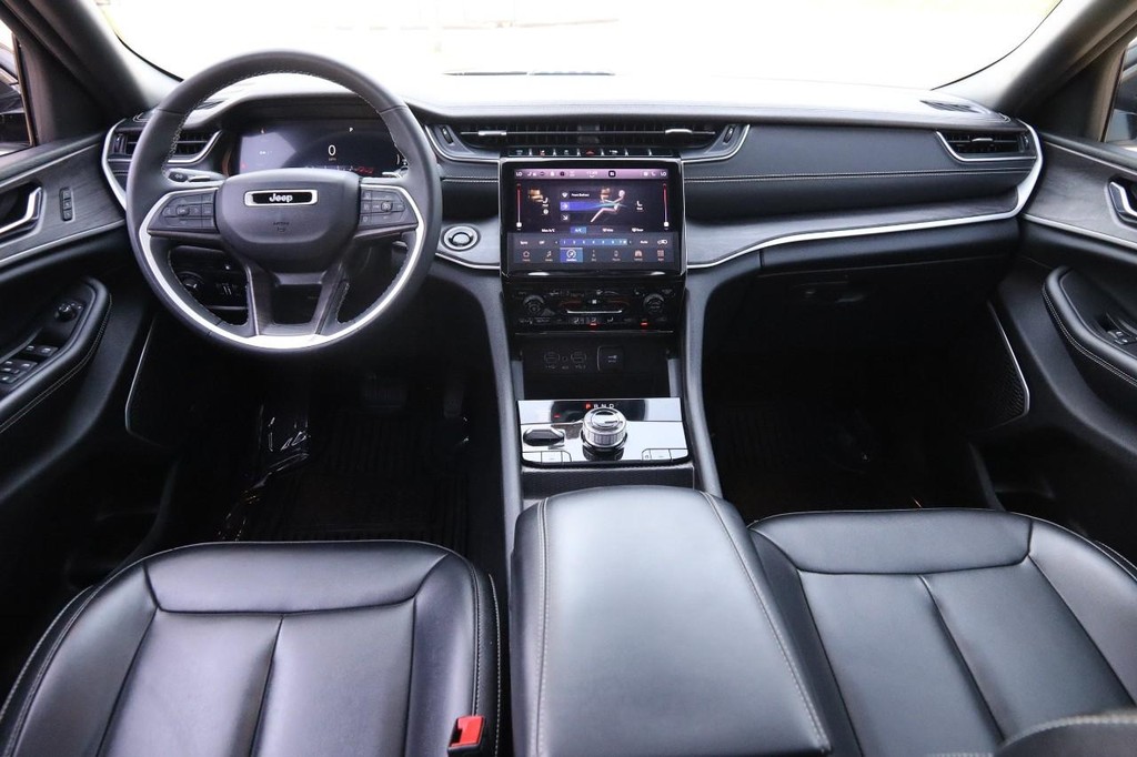 Jeep Grand Cherokee 4xe Vehicle Full-screen Gallery Image 26