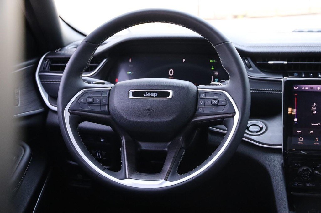Jeep Grand Cherokee 4xe Vehicle Full-screen Gallery Image 28