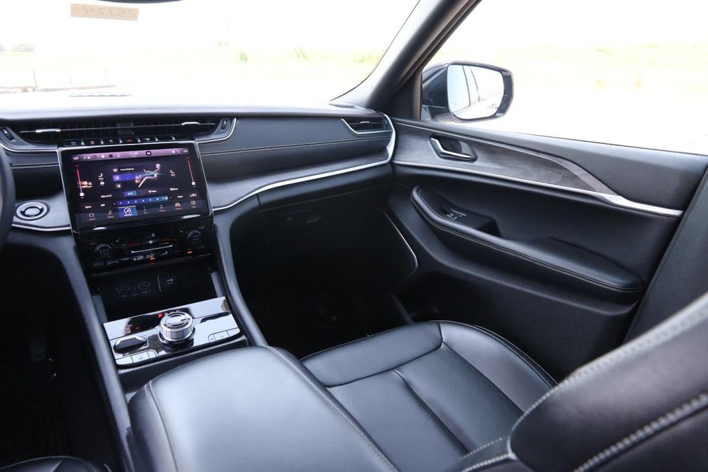 Jeep Grand Cherokee 4xe Vehicle Full-screen Gallery Image 30