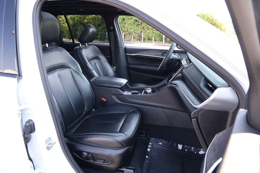 Jeep Grand Cherokee 4xe Vehicle Full-screen Gallery Image 31