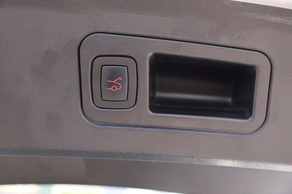 Tesla Model S Vehicle Image 13