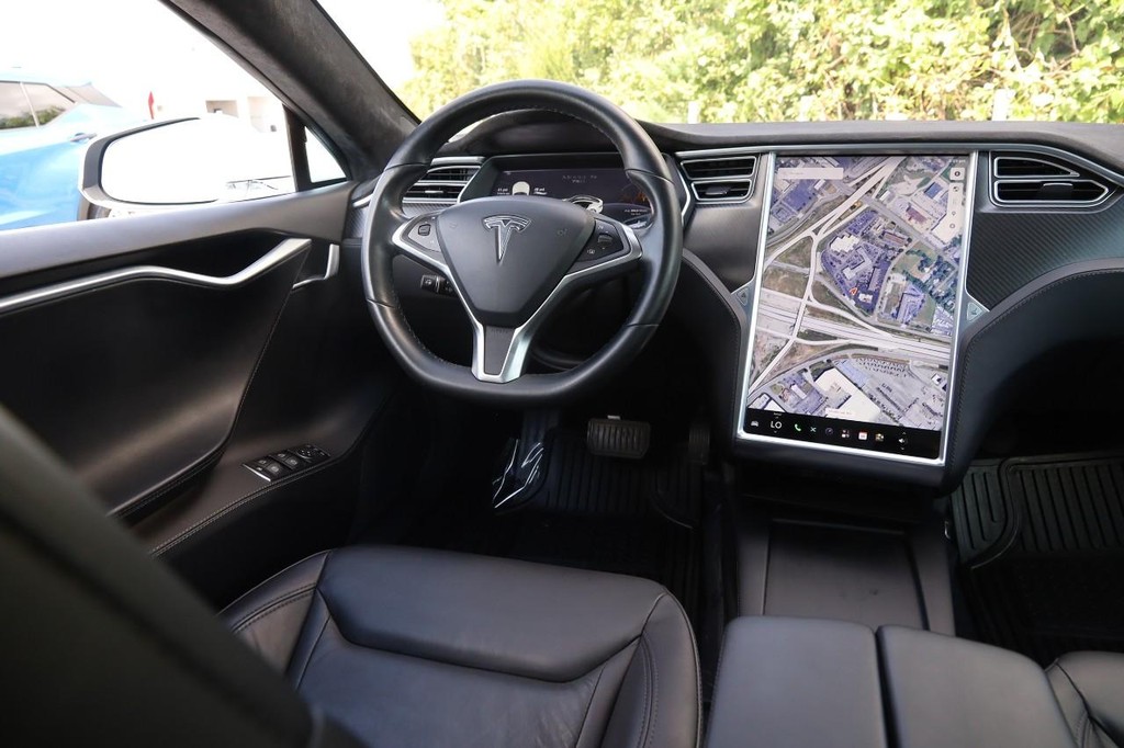 Tesla Model S Vehicle Image 18