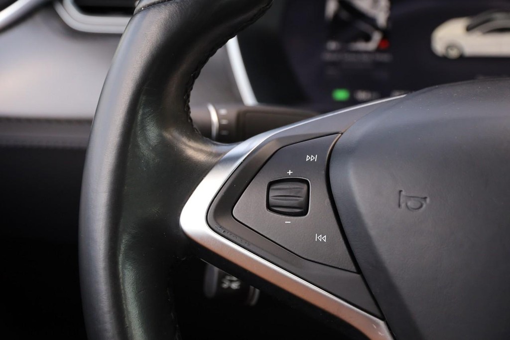 Tesla Model S Vehicle Image 23