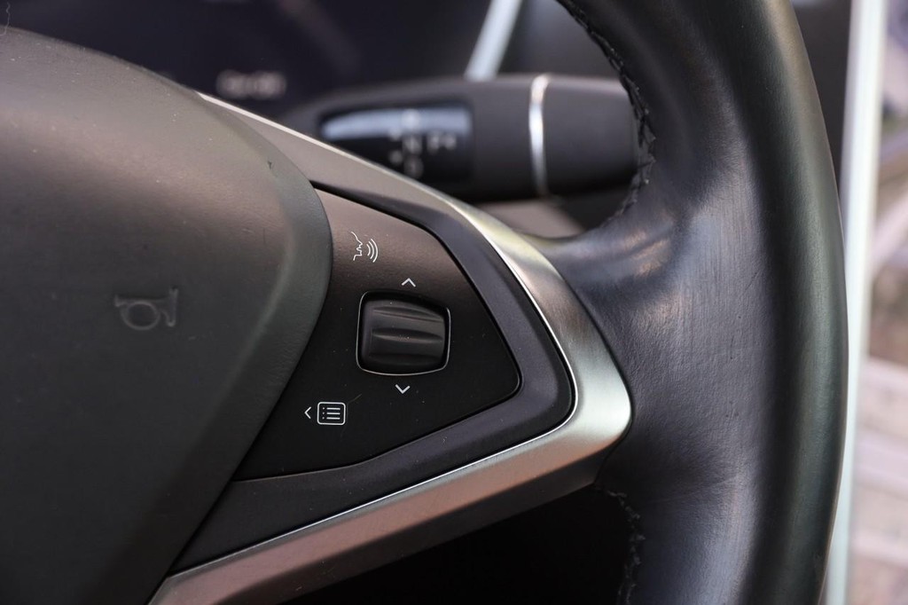 Tesla Model S Vehicle Image 24