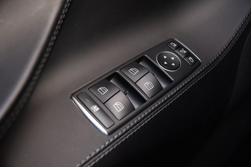 Tesla Model S Vehicle Image 28