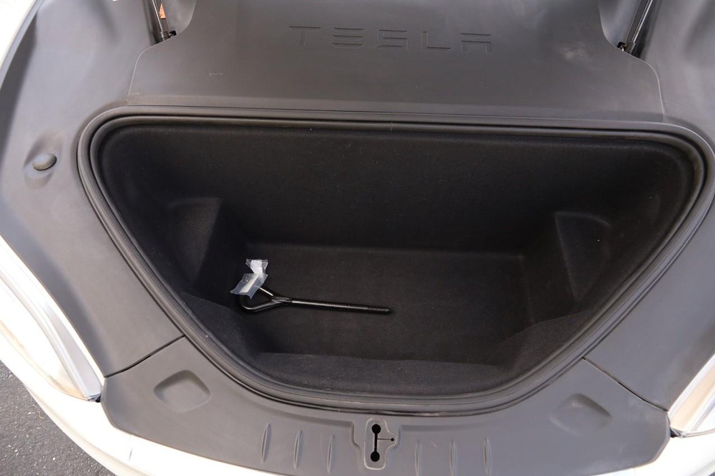 Tesla Model S Vehicle Image 35
