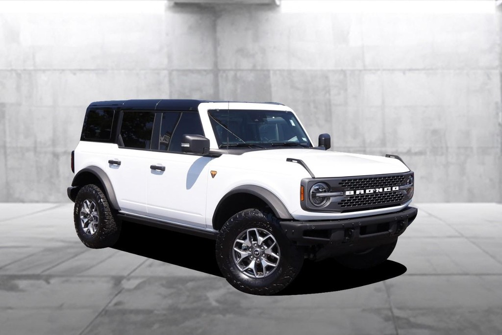 Ford Bronco Vehicle Full-screen Gallery Image 02