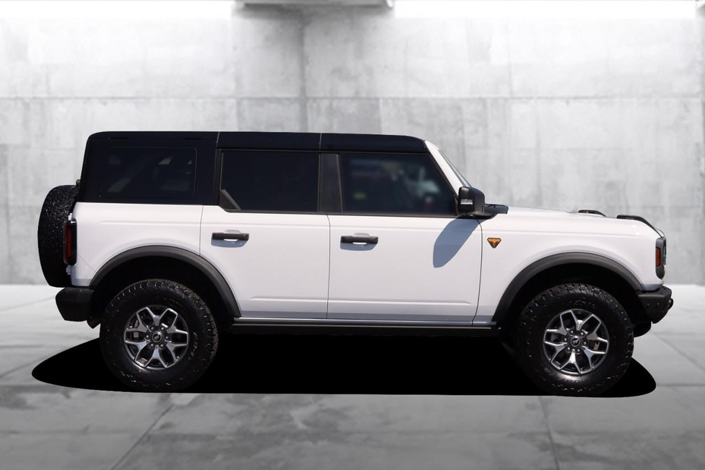 Ford Bronco Vehicle Full-screen Gallery Image 05