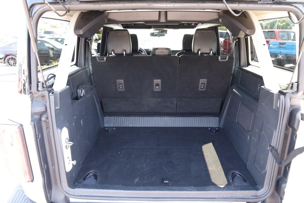 Ford Bronco Vehicle Full-screen Gallery Image 07