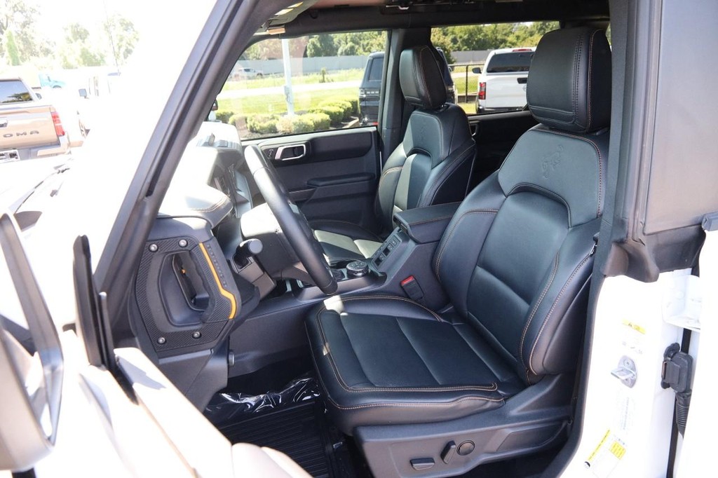 Ford Bronco Vehicle Full-screen Gallery Image 08