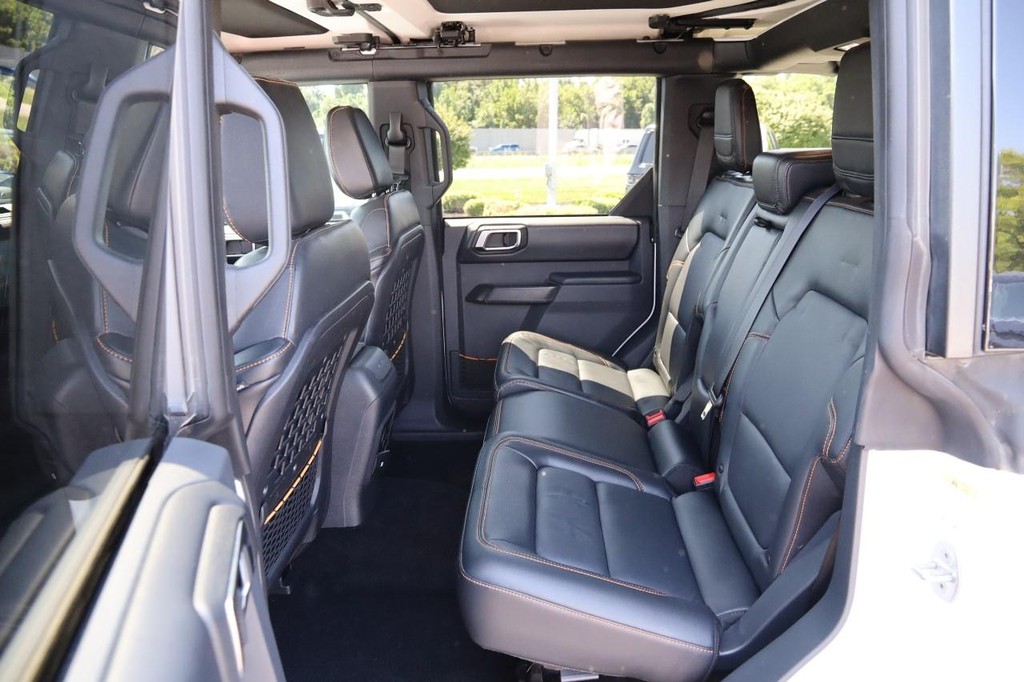 Ford Bronco Vehicle Full-screen Gallery Image 09