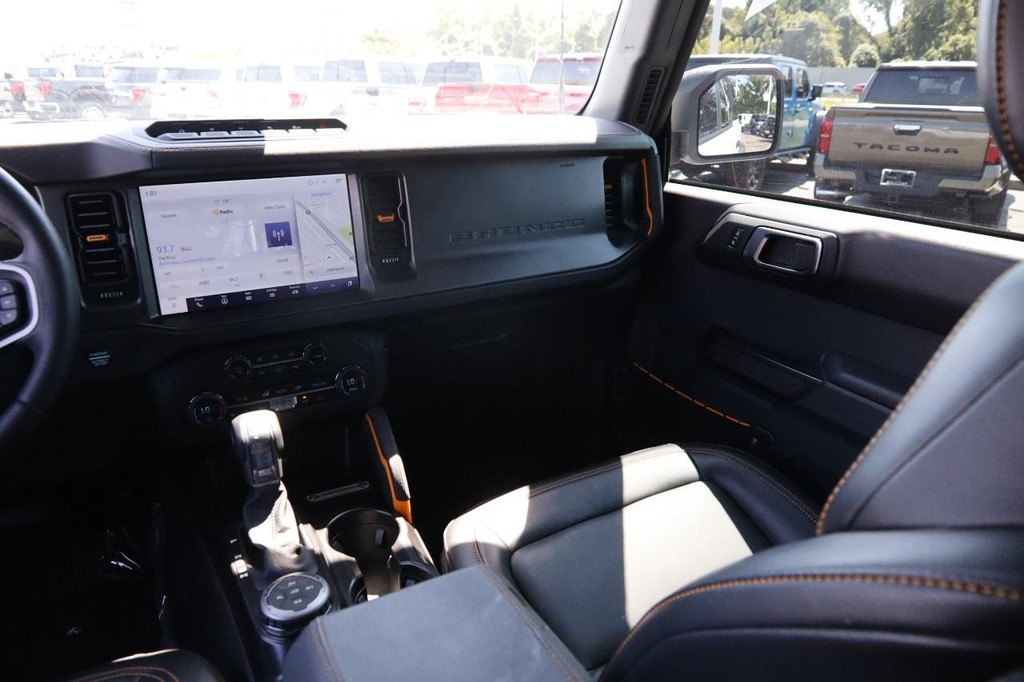 Ford Bronco Vehicle Full-screen Gallery Image 27