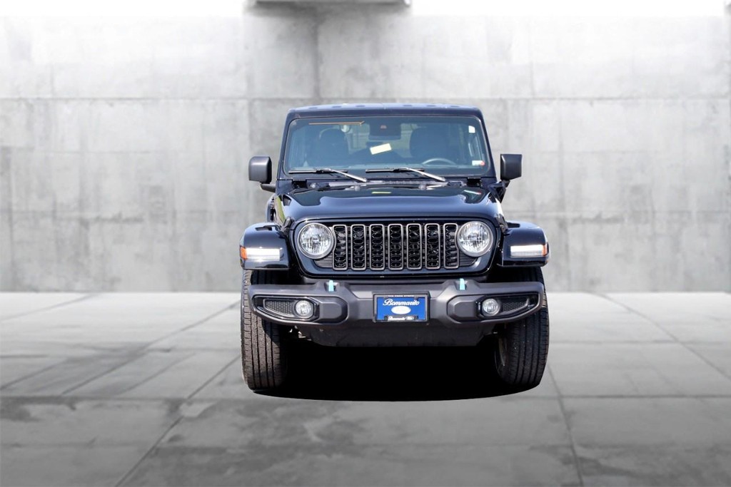 Jeep Wrangler 4xe Vehicle Full-screen Gallery Image 3