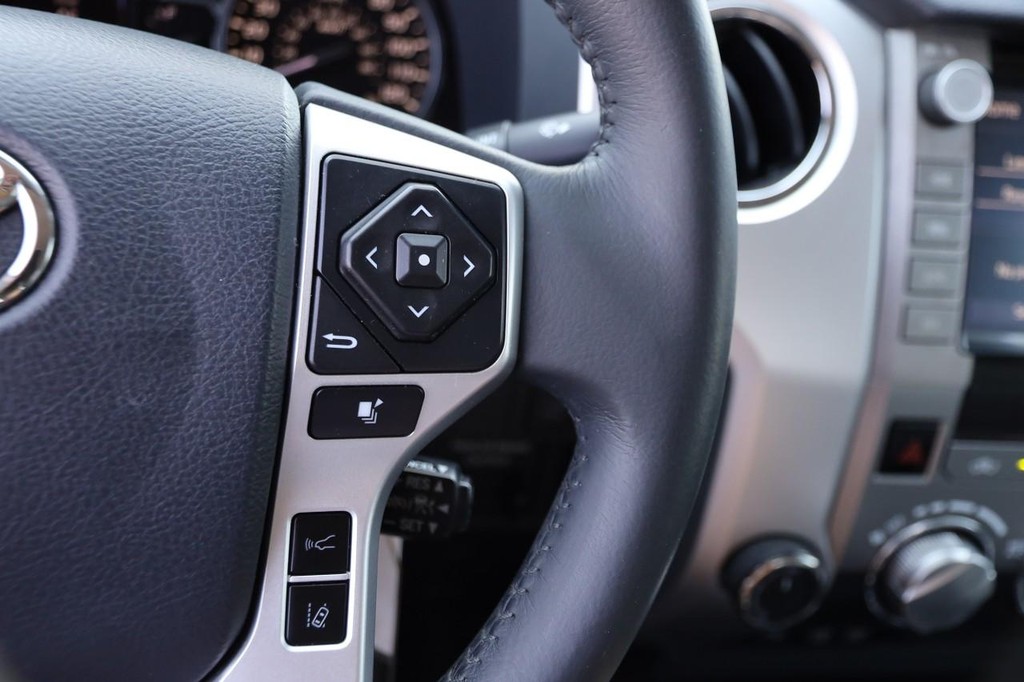 Toyota Tundra 4WD Vehicle Full-screen Gallery Image 12