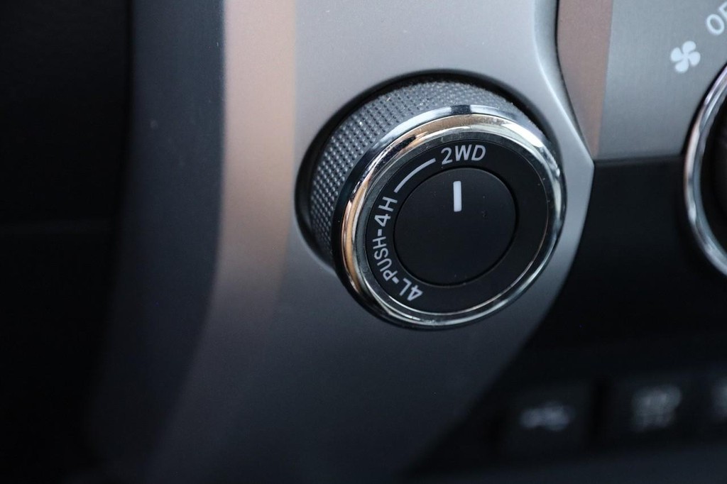 Toyota Tundra 4WD Vehicle Full-screen Gallery Image 15