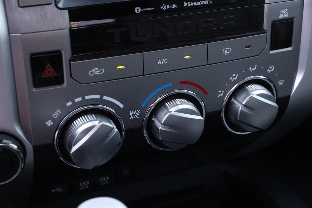Toyota Tundra 4WD Vehicle Full-screen Gallery Image 19