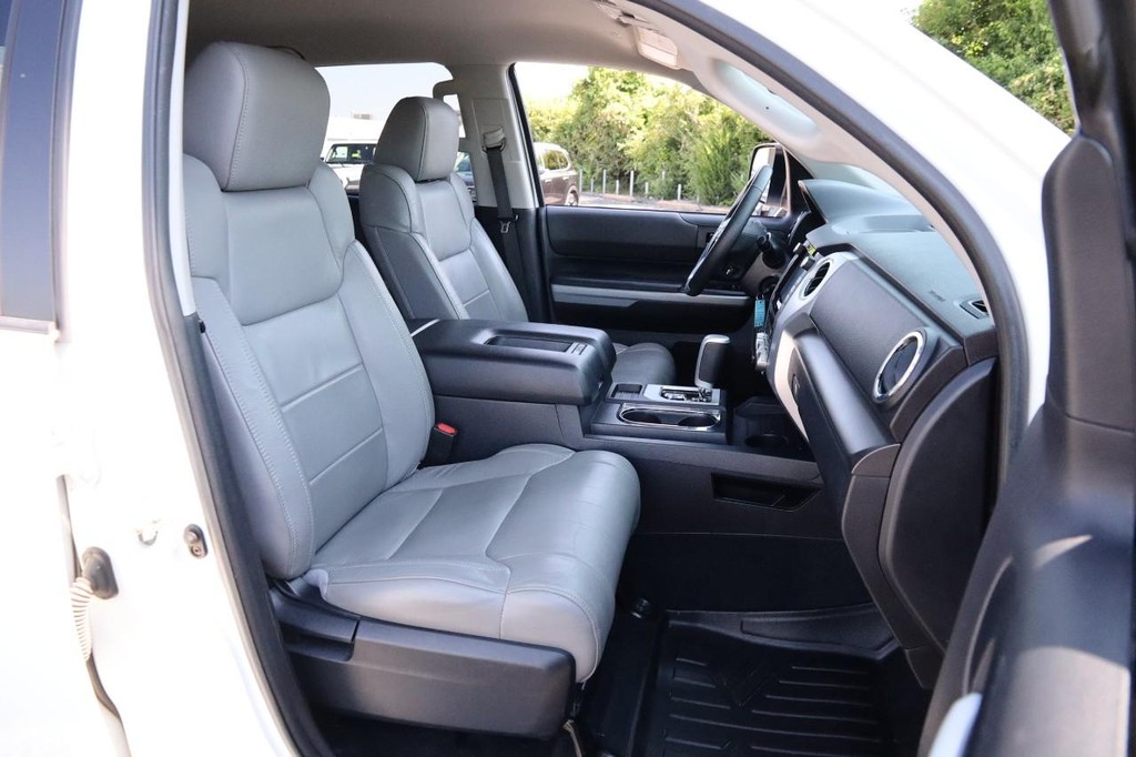 Toyota Tundra 4WD Vehicle Full-screen Gallery Image 26