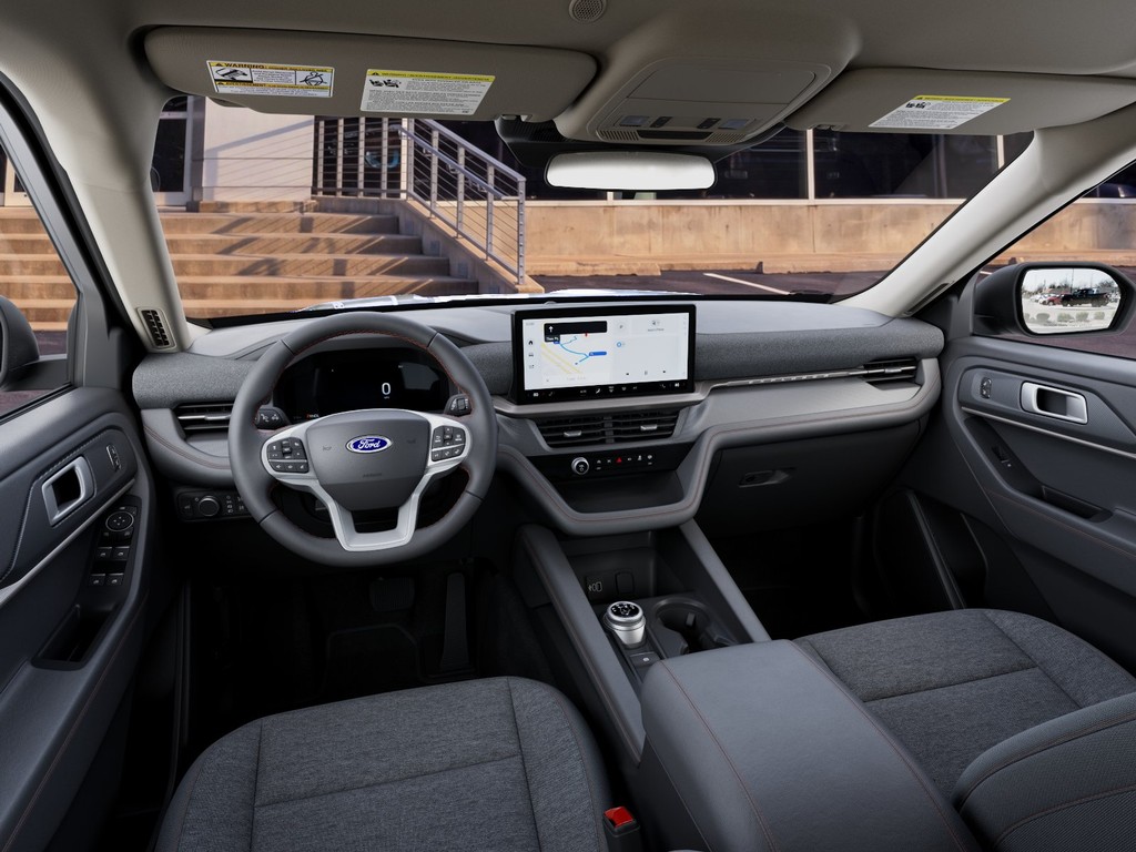 Ford Explorer Vehicle Full-screen Gallery Image 9