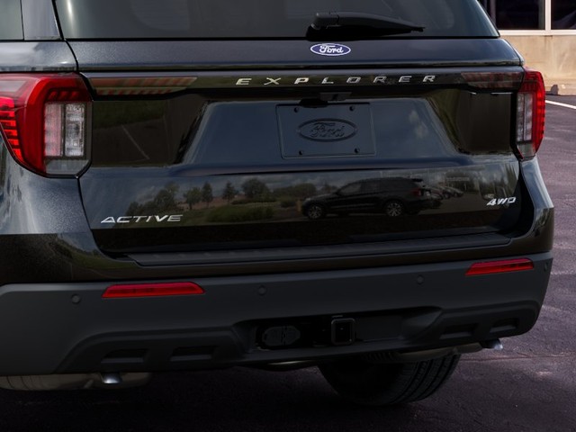 Ford Explorer Vehicle Full-screen Gallery Image 23