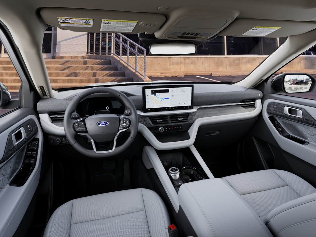 Ford Explorer Vehicle Full-screen Gallery Image 9