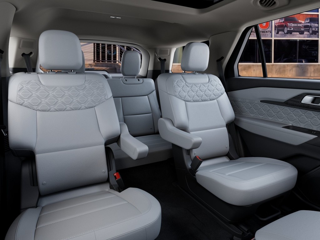 Ford Explorer Vehicle Full-screen Gallery Image 11