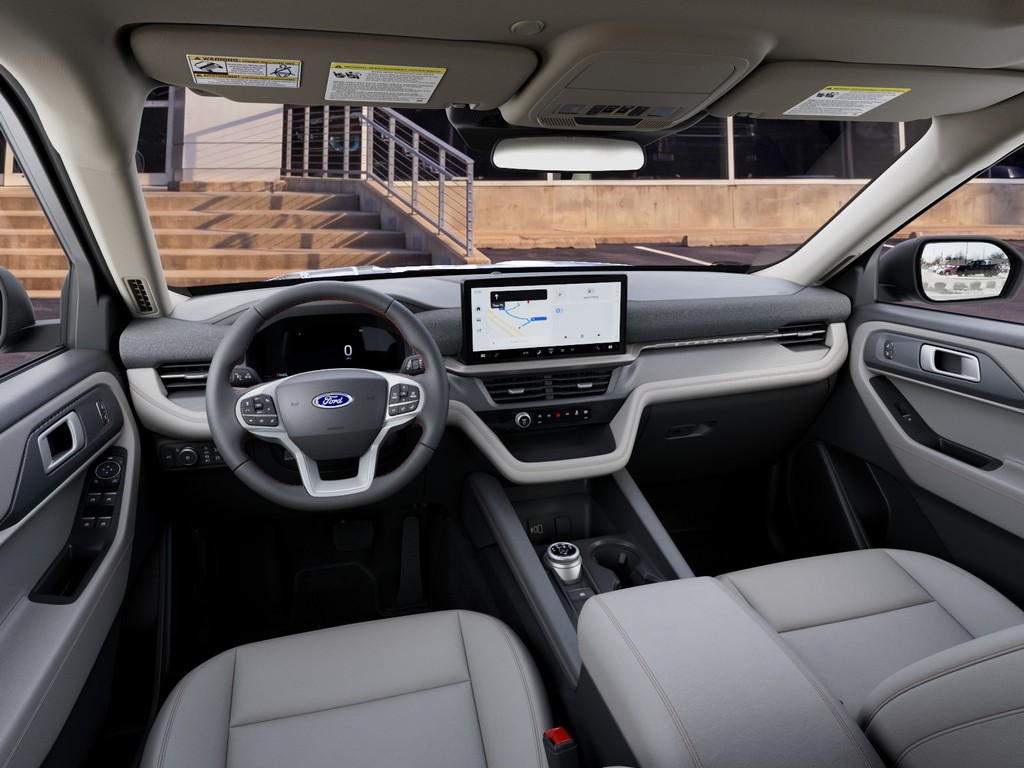 Ford Explorer Vehicle Full-screen Gallery Image 9