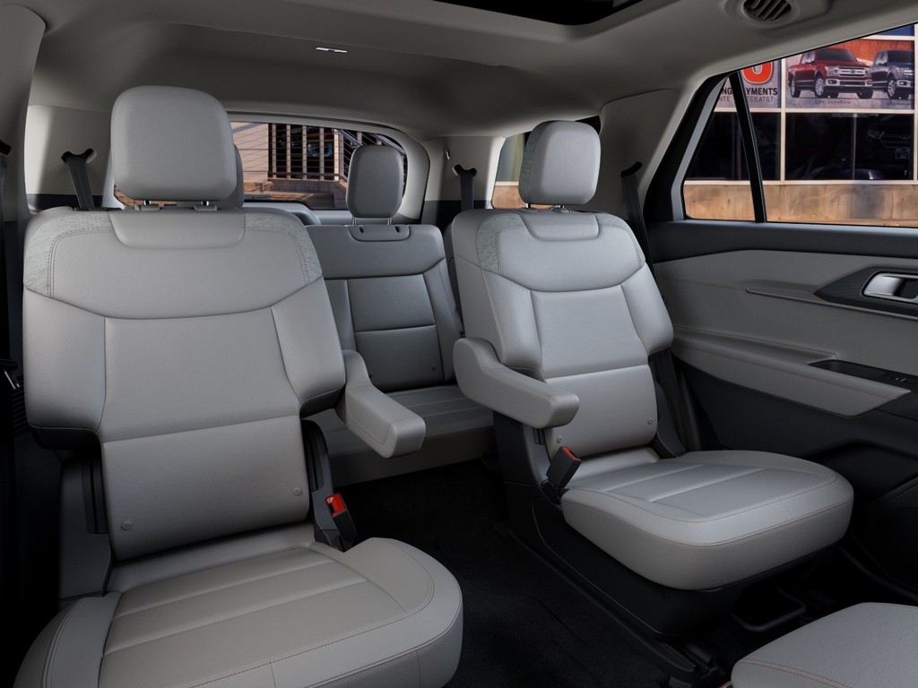 Ford Explorer Vehicle Full-screen Gallery Image 11