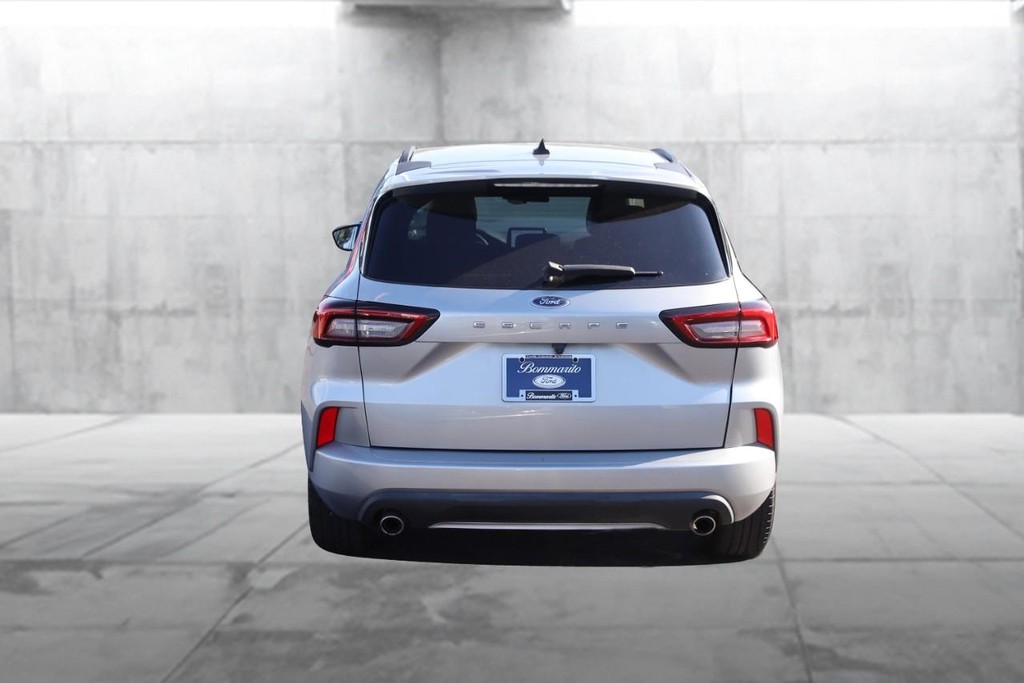 Ford Escape Vehicle Full-screen Gallery Image 06