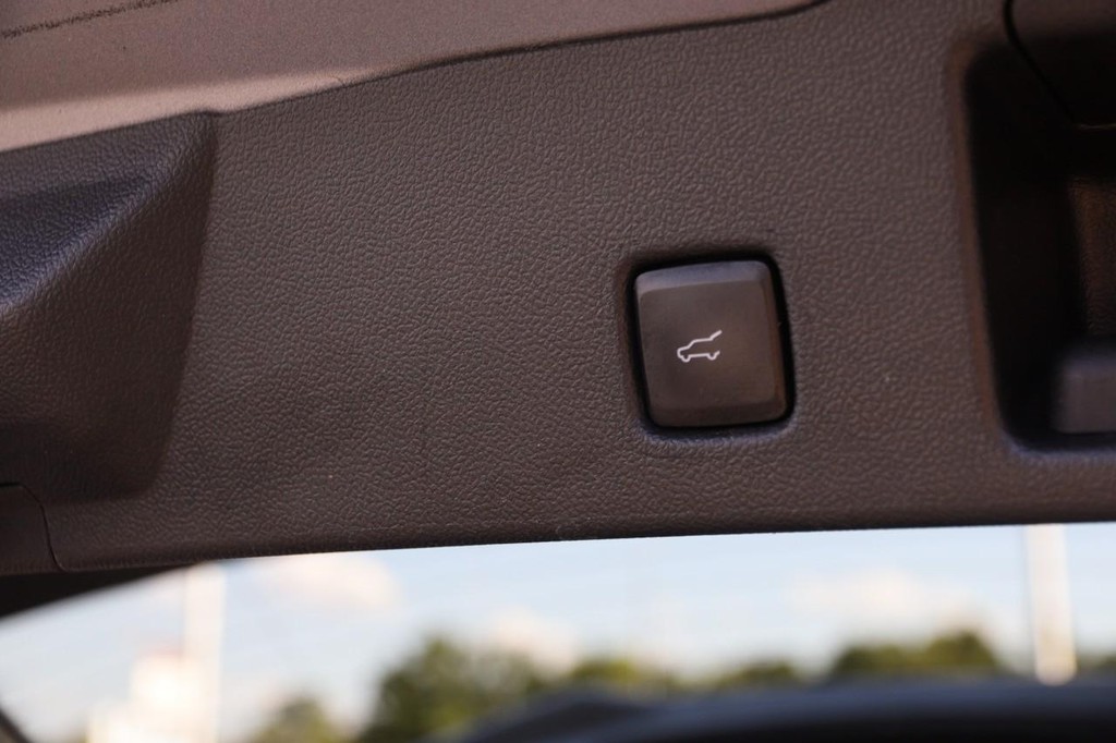 Ford Escape Vehicle Full-screen Gallery Image 08