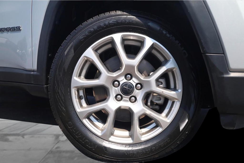 Jeep Compass Vehicle Full-screen Gallery Image 3