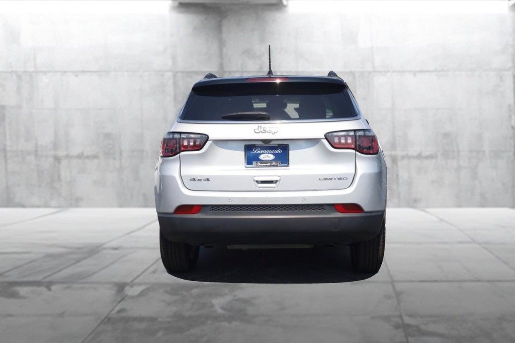 Jeep Compass Vehicle Full-screen Gallery Image 6