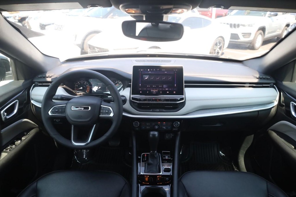 Jeep Compass Vehicle Full-screen Gallery Image 7