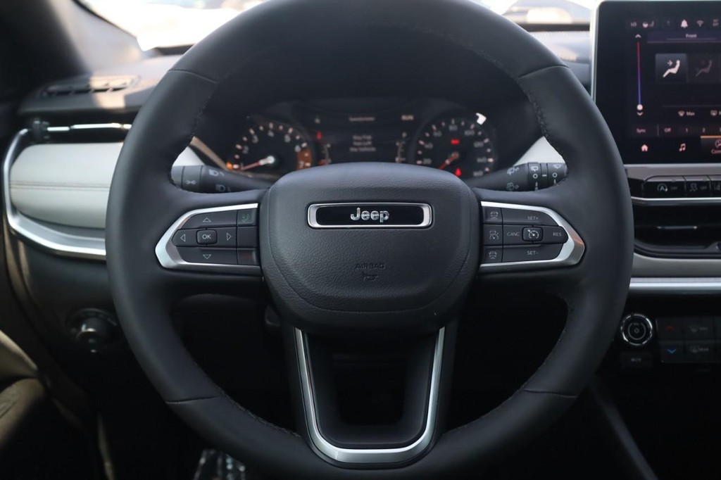 Jeep Compass Vehicle Full-screen Gallery Image 8